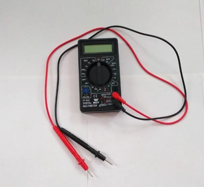 Мультиметр — комбинированный тестер, с помощью которого измеряют параметры электрической цепи и ее составляющих. Прибор используют не только в профессиональной сфере, но и в быту. Работать с устройством довольно легко. Тем, кто еще новичок в электротехнике, предлагаем узнать из нашей статьи, как пользоваться мультиметром.
