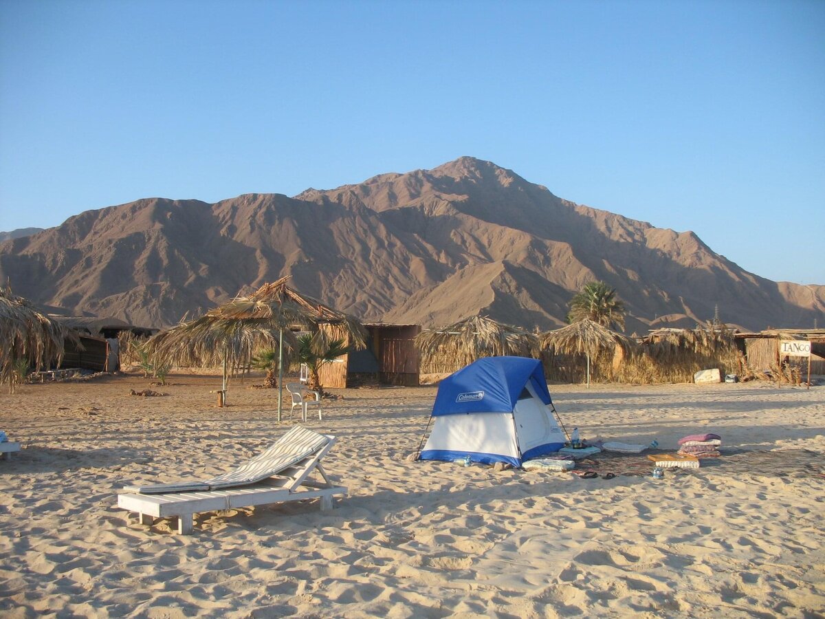 Наш отель-кемпинг в Нувейбе. Фото из моего архива