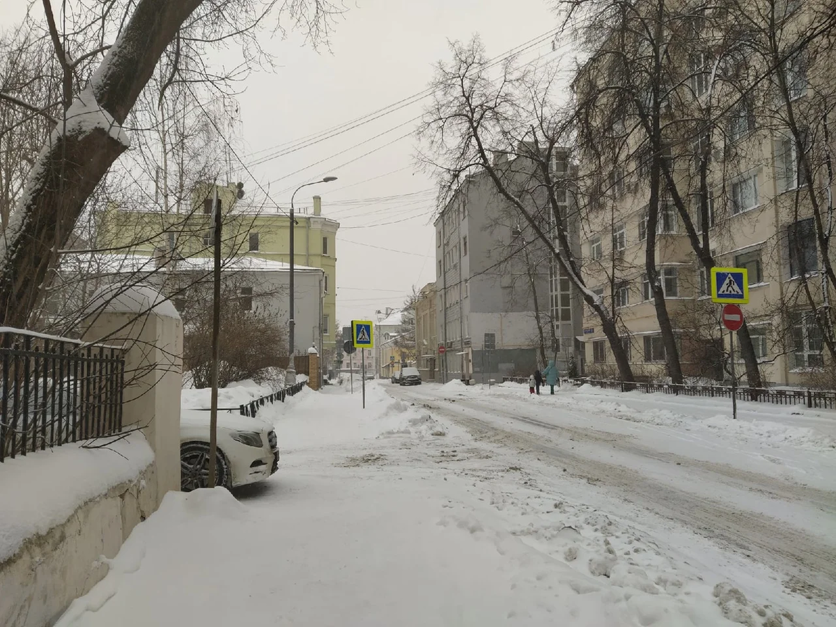 Большой Каретный переулок. Высоцкий жил в сером доме справа