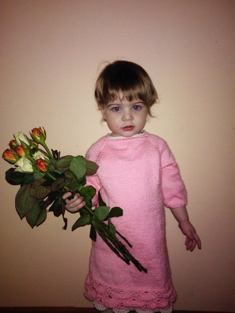 Агате 2 года и она в обновке.