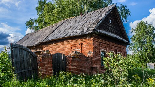 Старинные каменные дома в нашей деревне. Показываю крупным планом