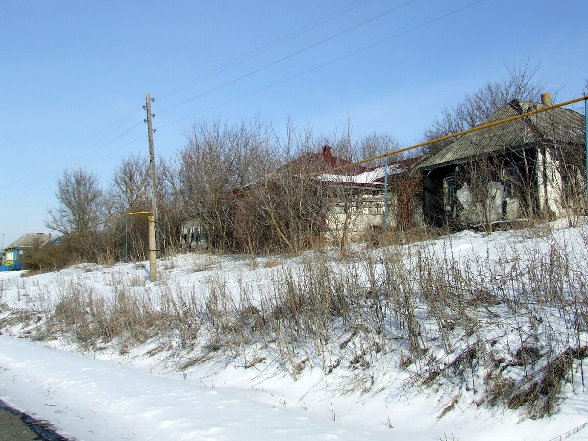 Несколько подряд не жилых разрушающихся домов