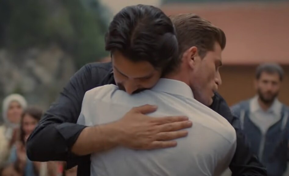 Скриншот кадра сериала «Любовь назло»/ İnadına Aşk