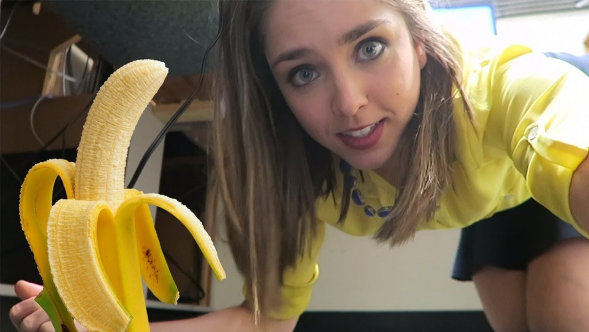 Девушки vs банан! Ничего особенного, но очень красиво!