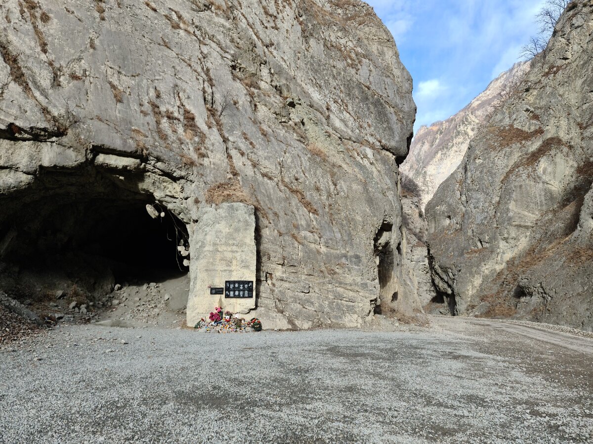 Тоннель, в котором искали съемочную группу. Сейчас здесь поставили памятную доску. (фото из личного архива)