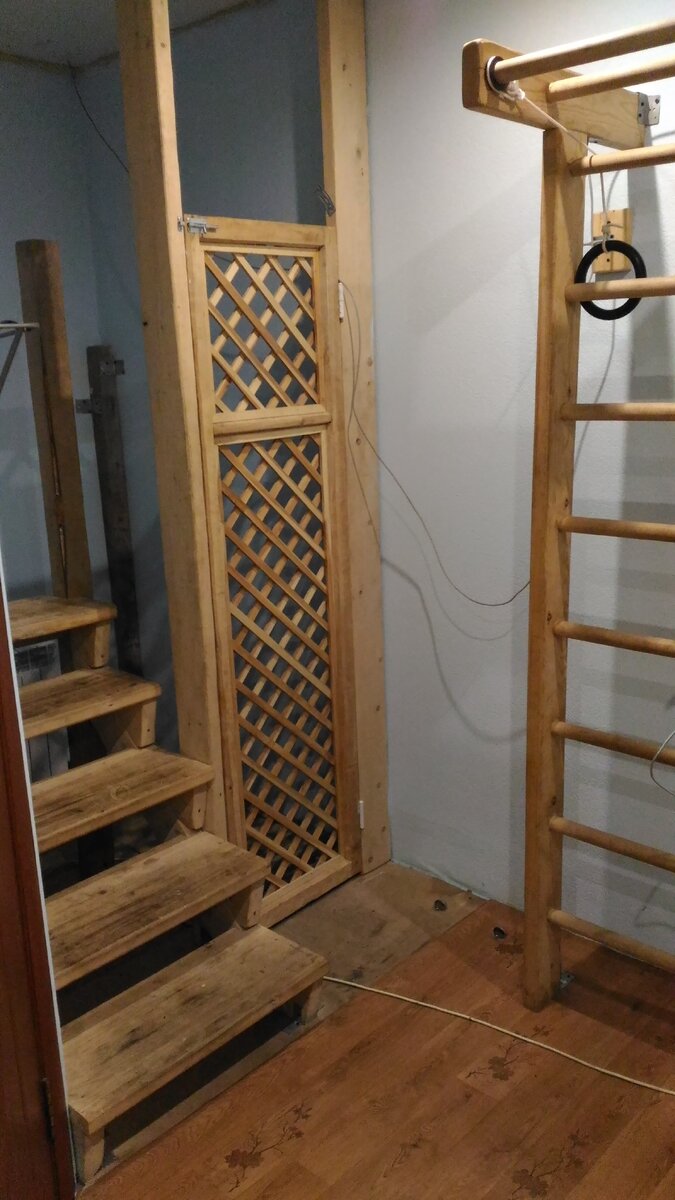 лестница и дверь в кладовку