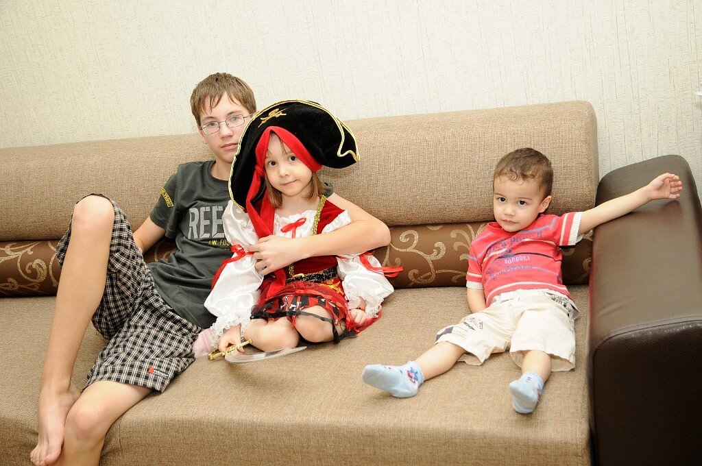 Юра тепло относится ко всем детям, "своих" не выделяет