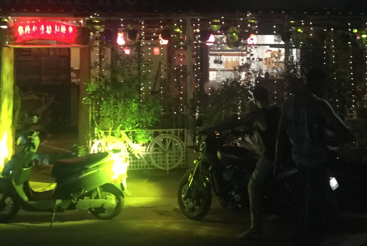 Кафешка в Гоа, в которой любят собираться иностранцы... (фото автора)