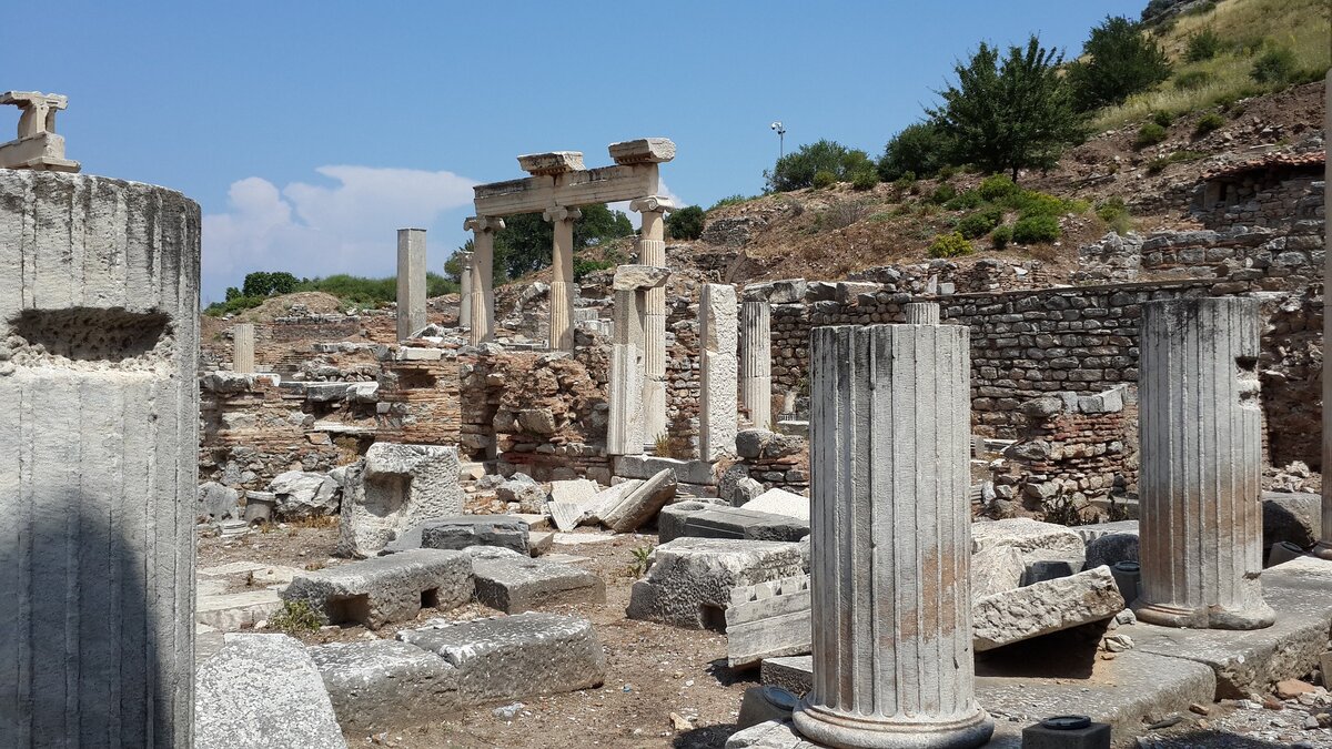 Эфес, Турция. Фото https://cdn.pixabay.com/photo/2016/01/04/14/35/efes-1120985_1280.jpg