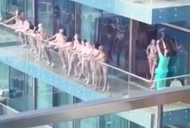 Девушки зашли переодеться.