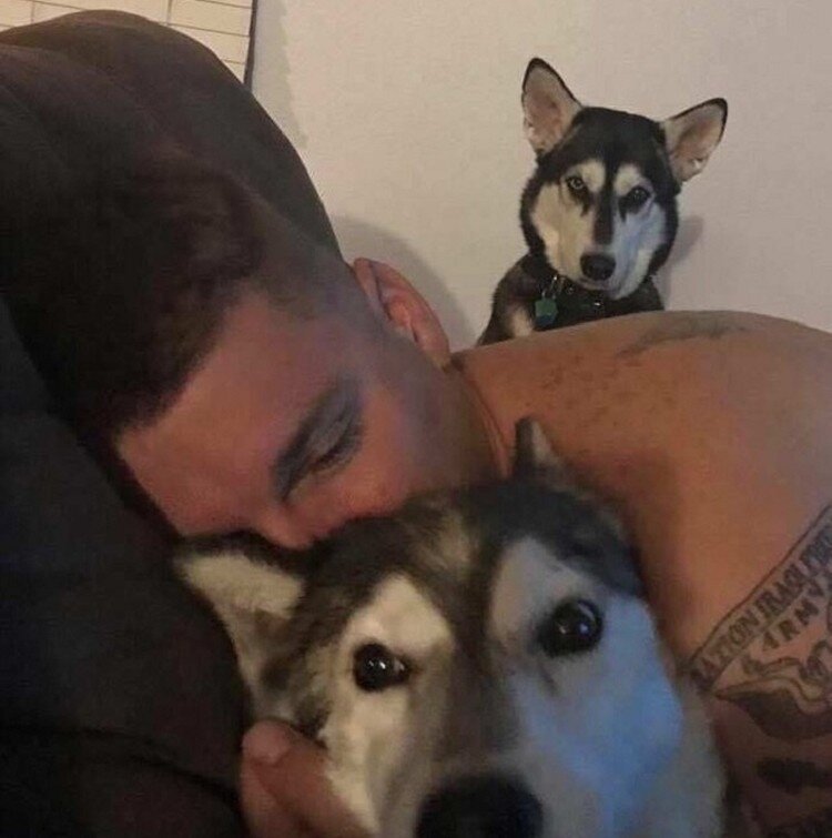 Когда обнимают не тебя(((