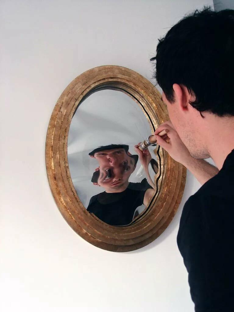 Почему зеркало кривое. Человек в зеркале. Отражение в зеркале. Искаженное зеркало. Отражение в Кривом зеркале.