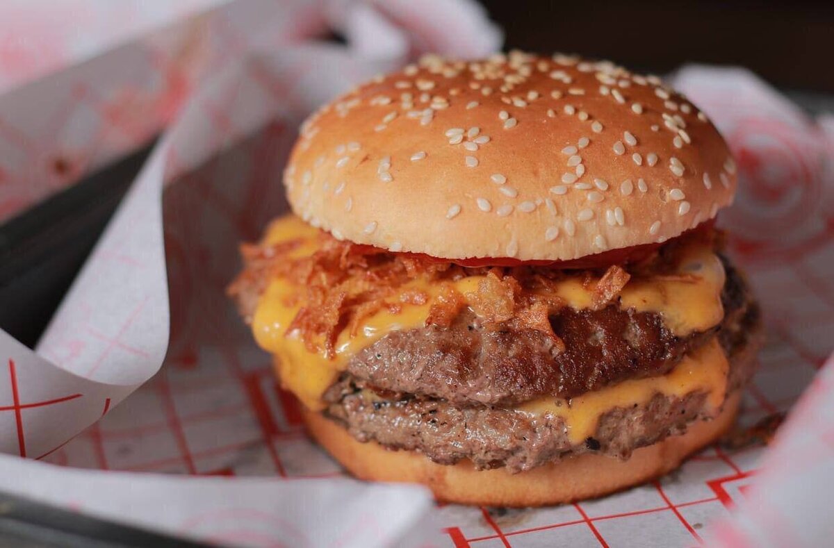 Двойной чизбургер. Минимум булки - максимум мяса.