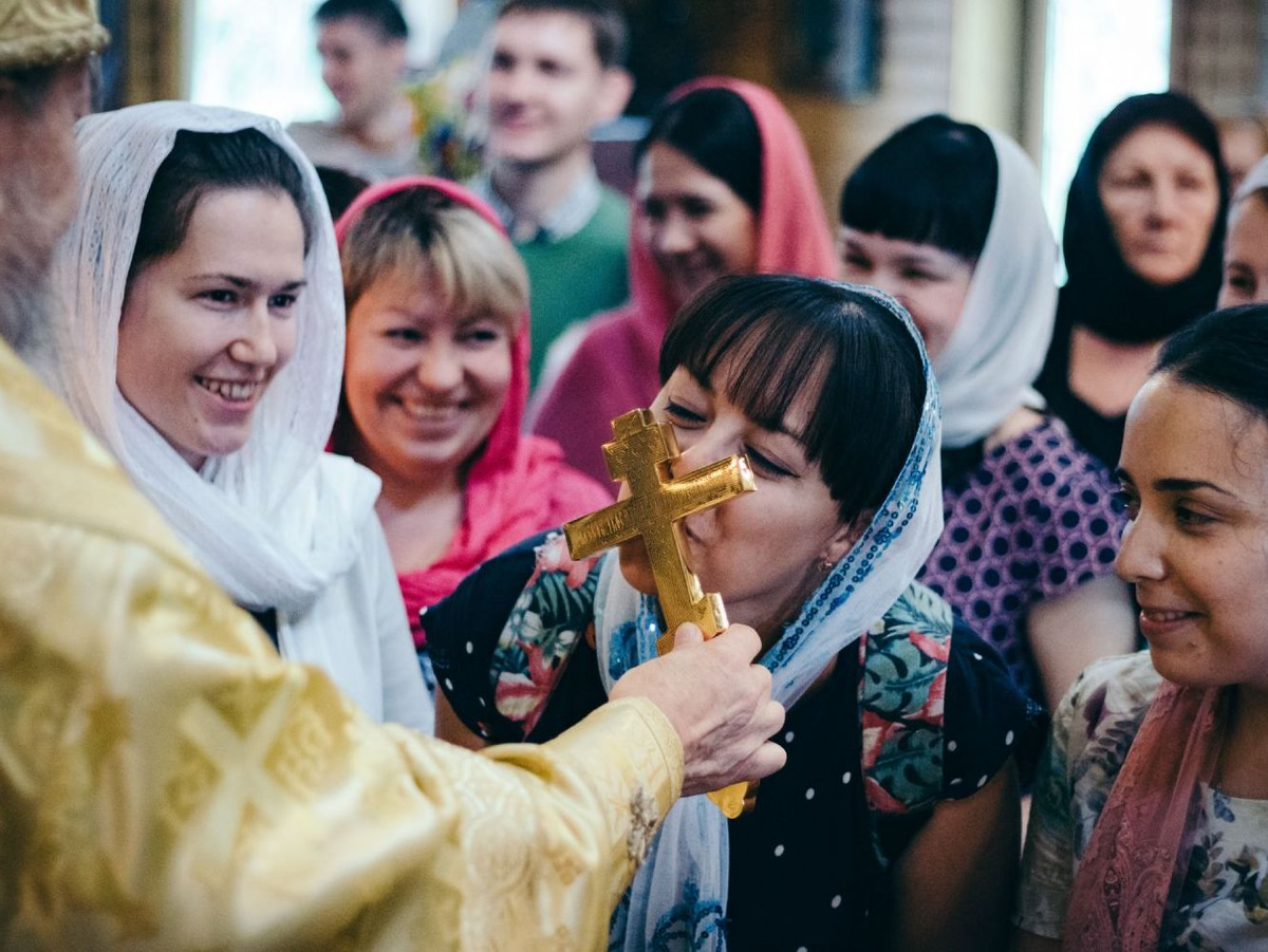 Православные люди. Радостные люди в храме. Православные прихожане. Радость в храме.