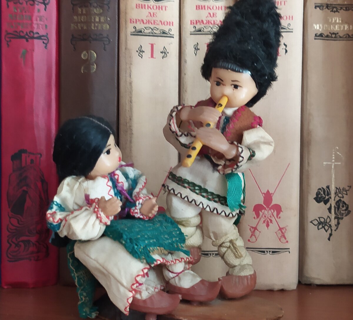 Жанровая игрушка. Молдавские парень и девушка.