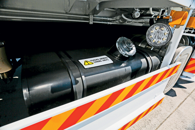 Топливный бак стальной или алюминиевый. Объем 200 литров