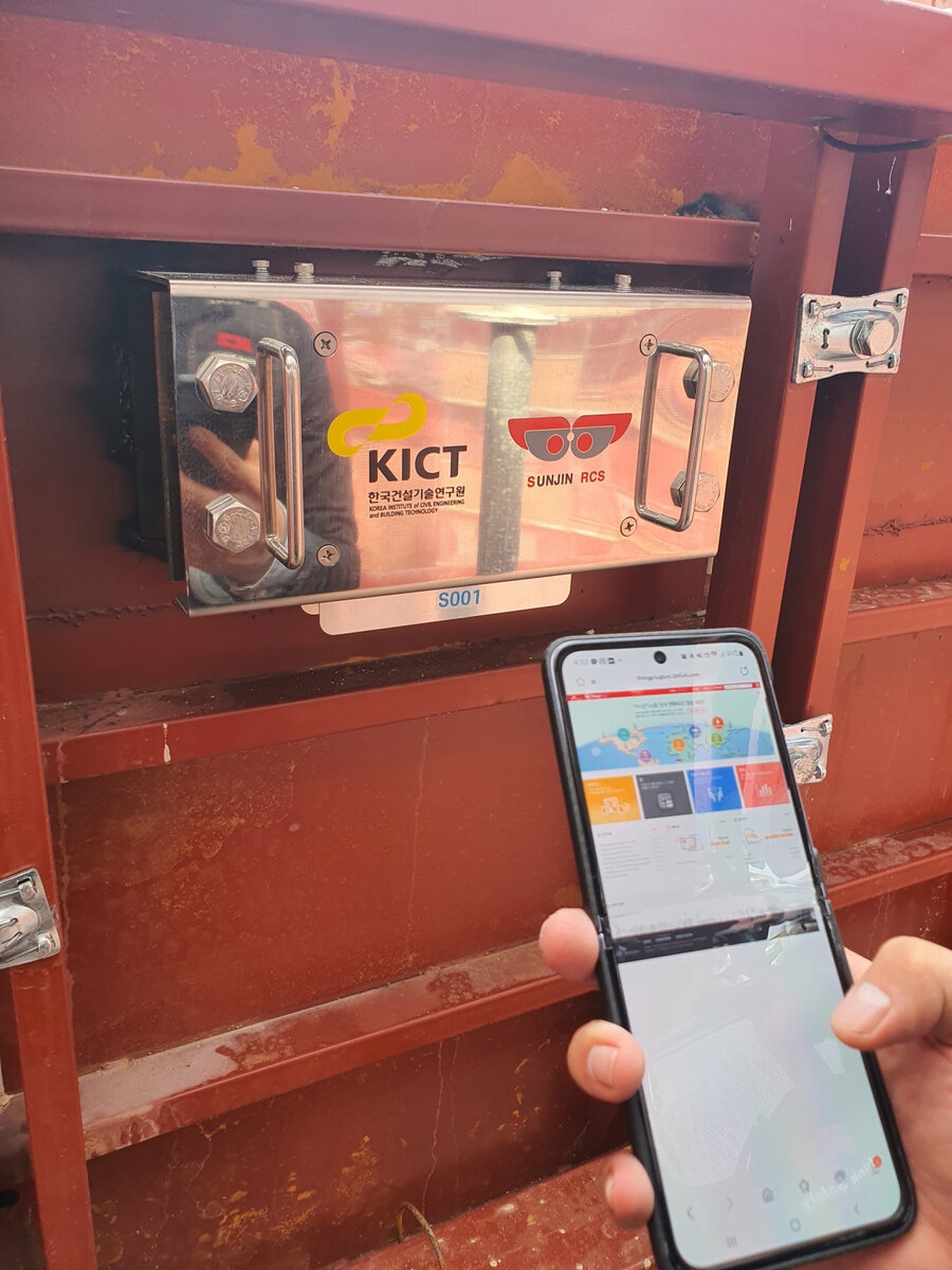 Ультразвуковой  датчик твердения бетона, установленный на опалубку [Предоставлено  Корейским институтом гражданского строительства и строительных  технологий]