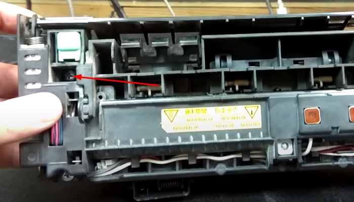 Фото 19. Выкручиваем винт, закрепляющий галогеновую лампу слева