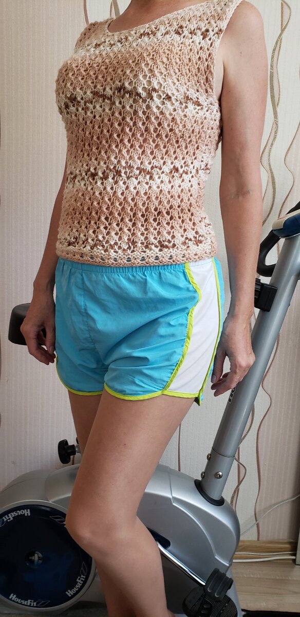 Это подаренная пряжа из которой связала для себя топ. 