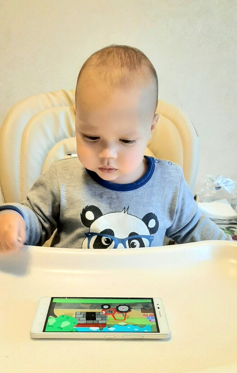 Примерно так Миша смотрит мультики 