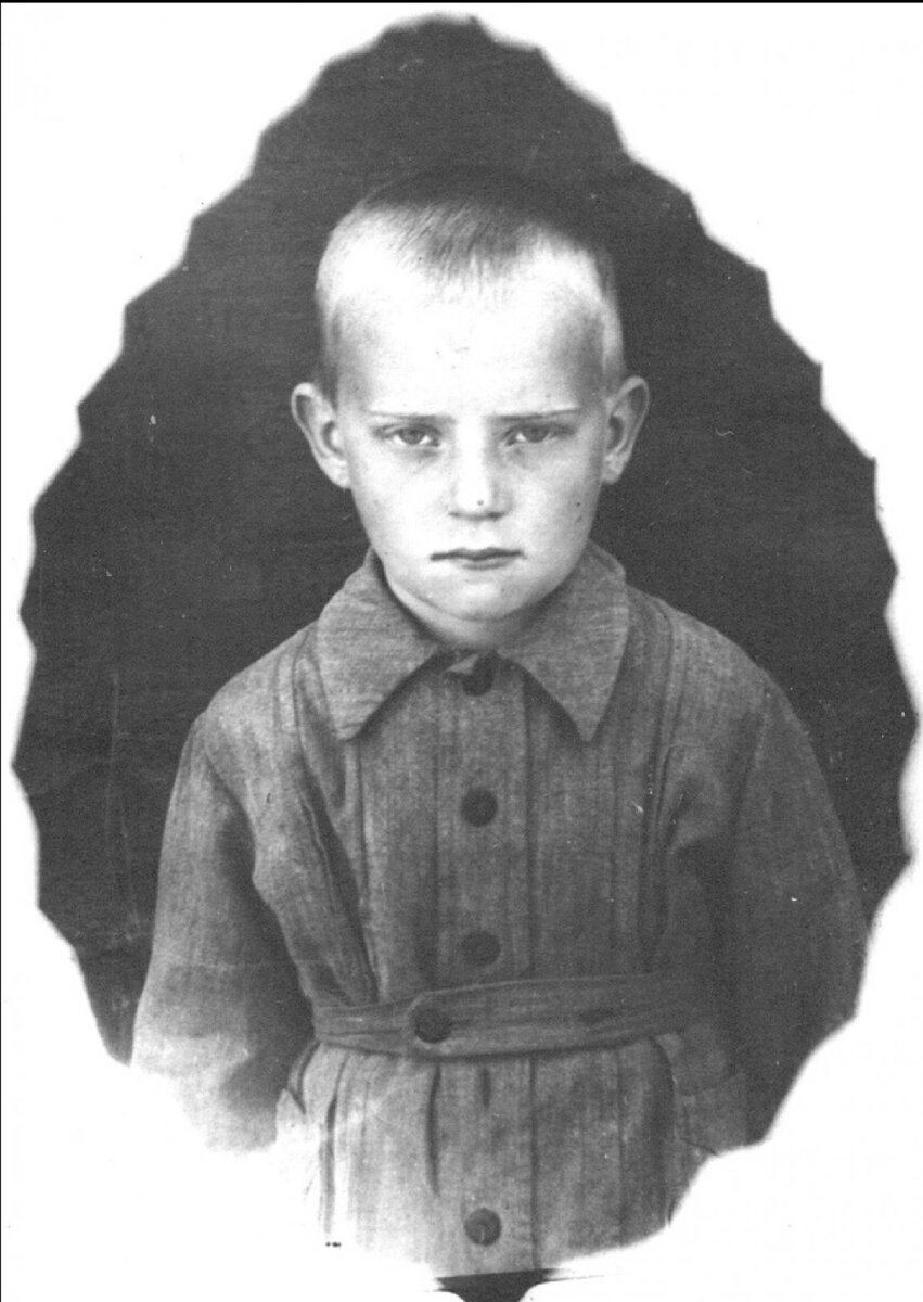 Маленький Юра Визбор (источник : https://bessmertnybarak.ru/vizbor_iosif_ivanovich/)