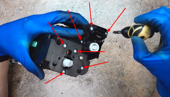 Фото 25. Выкручиваем указанные винты