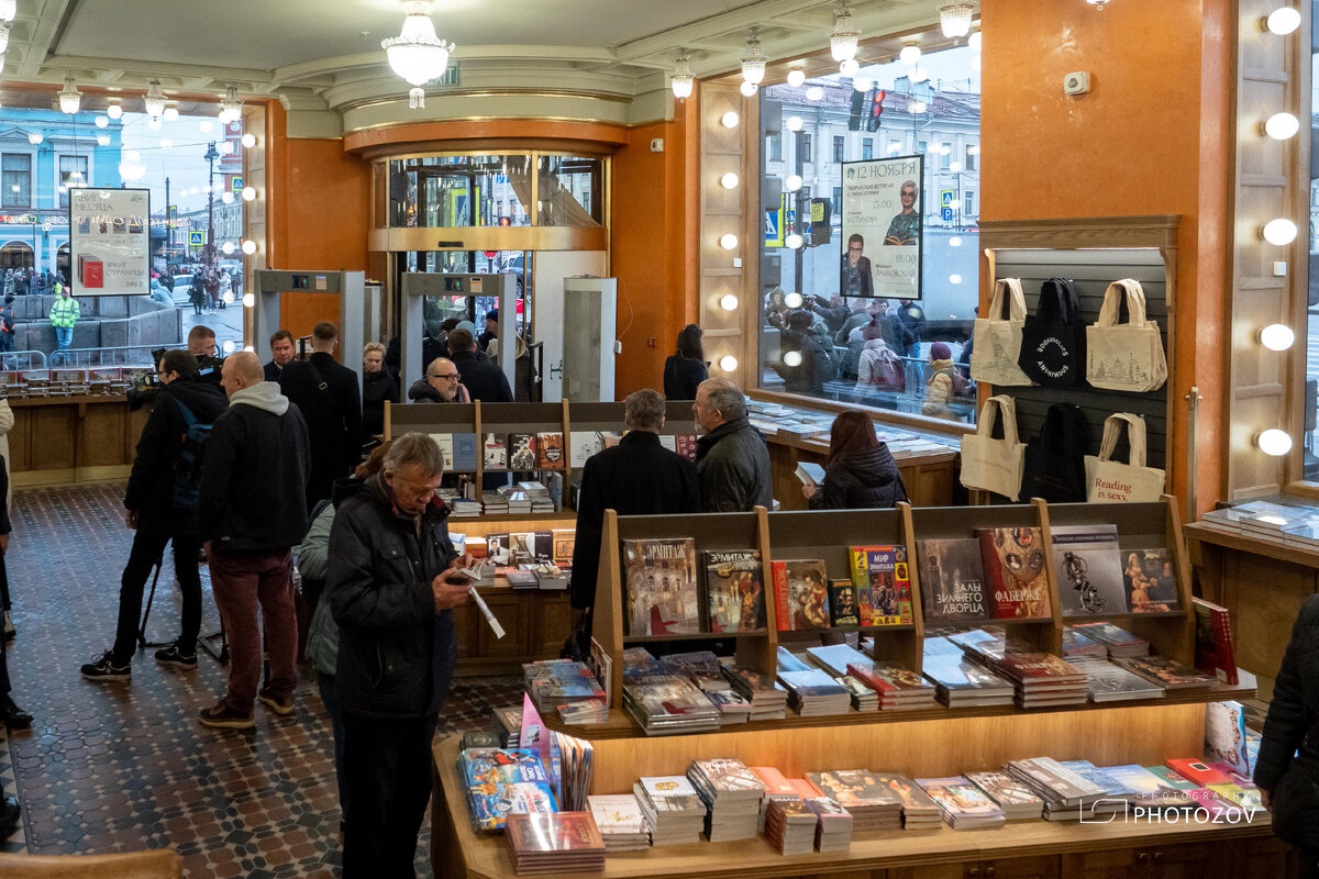 В магазине теперь много света