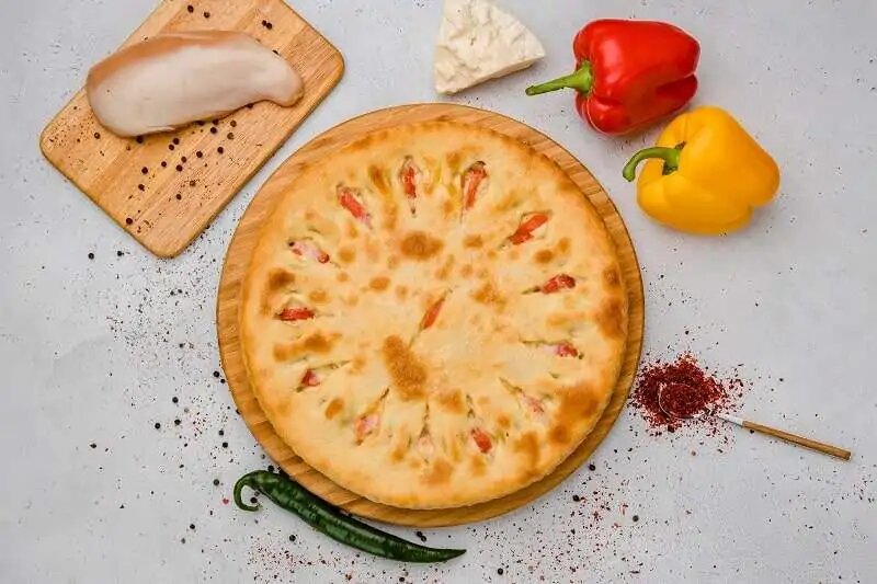 Удобнее всего укладывать осетинские пироги на небольшой круглый столик-поднос