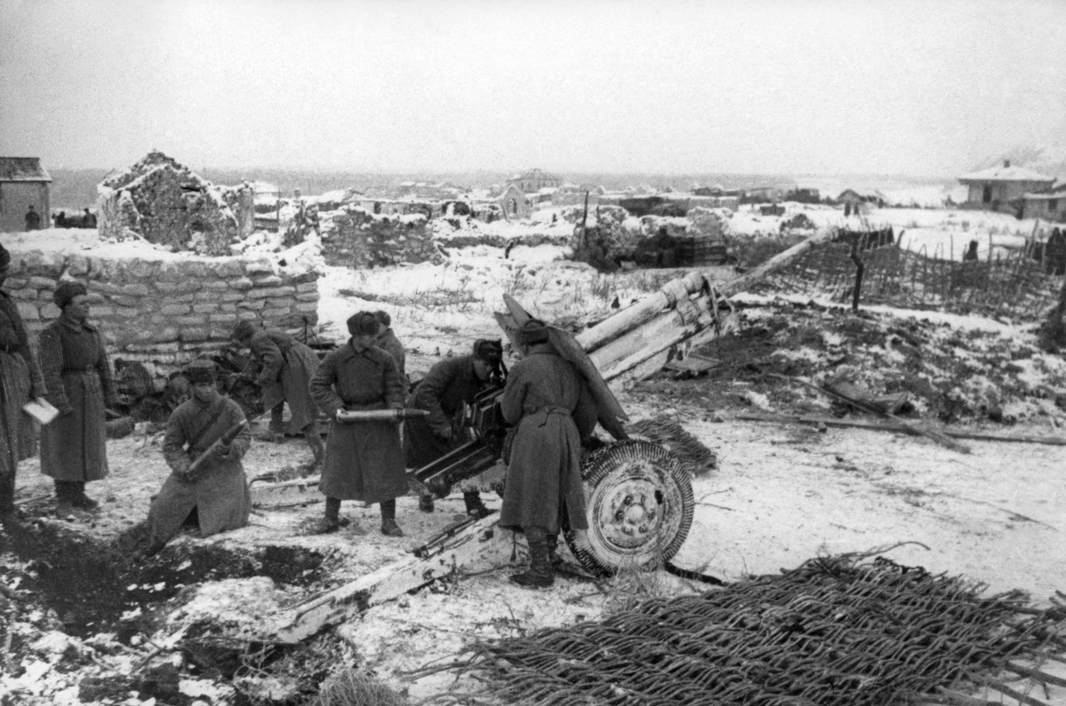 Под сталинградом 1942. Зимовники 1942. Поселок Зимовники в годы войны. Артиллеристы 1942э. Сталинград ноябрь 1942.