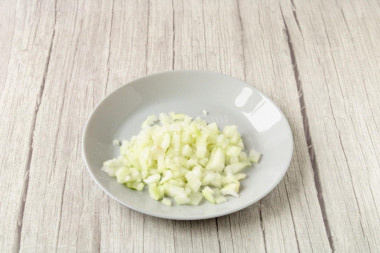 ШАГ 3:
Предварительно очищенный репчатый лук помойте, нарежьте мелкими кубиками.