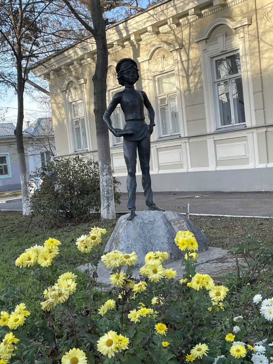 Памятник Артемке, герою рассказов И.Д. Василенко