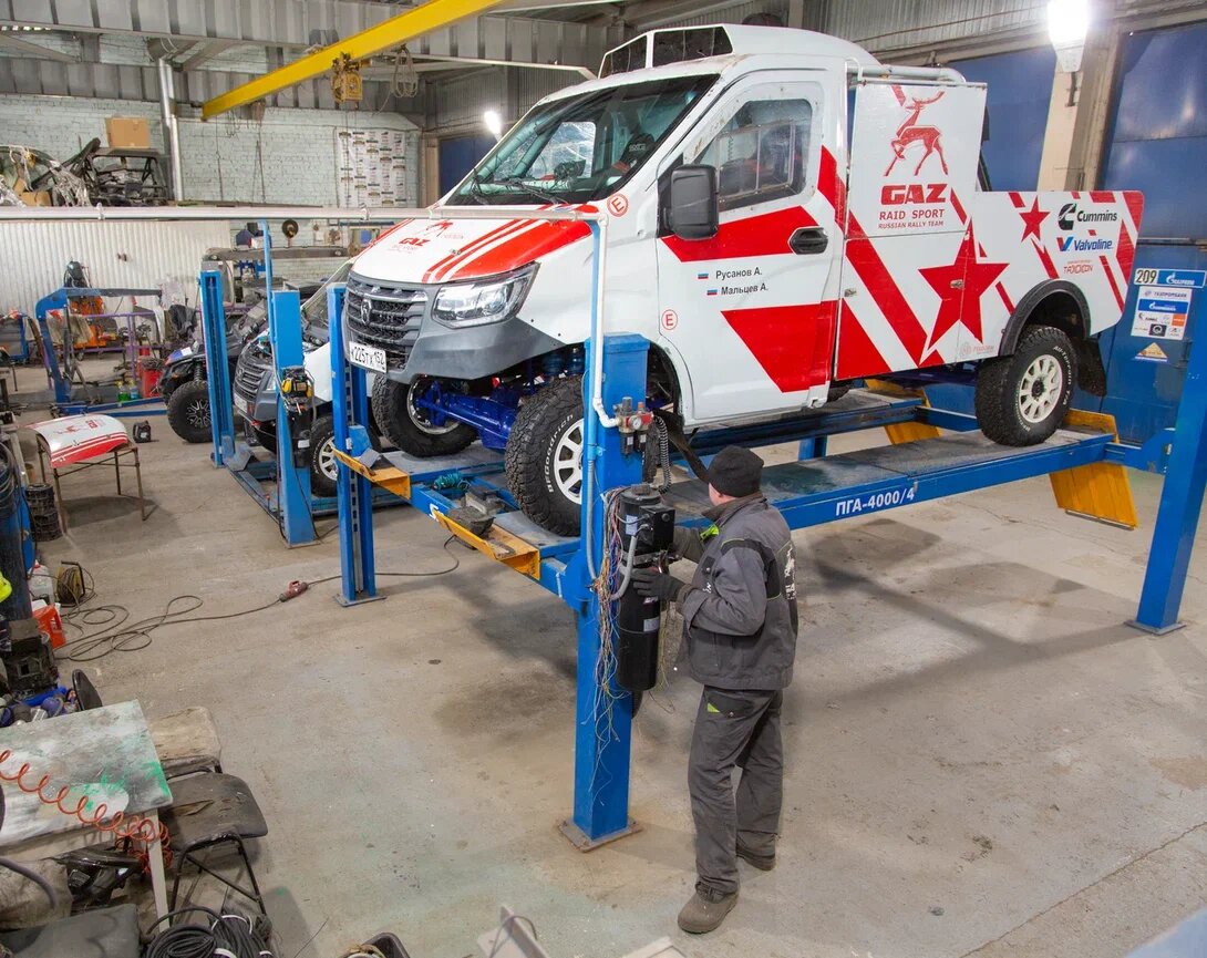 Предстартовая подготовка машин на базе команды «ГАЗ Рейд Спорт»