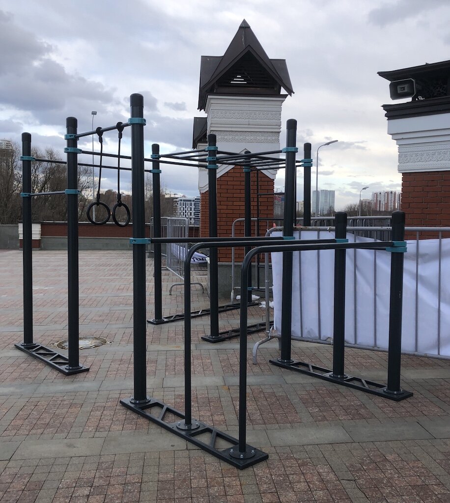Спортивный комплекс: 5 турников разной высоты, двойные брусья, рукоход, шведская стенка, гимнастические кольца
