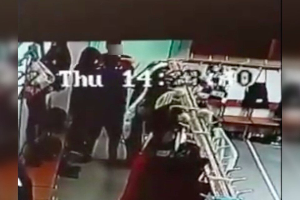     1 декабря в школьно раздевалке подрались ученики шестого класса  Скриншот с видео