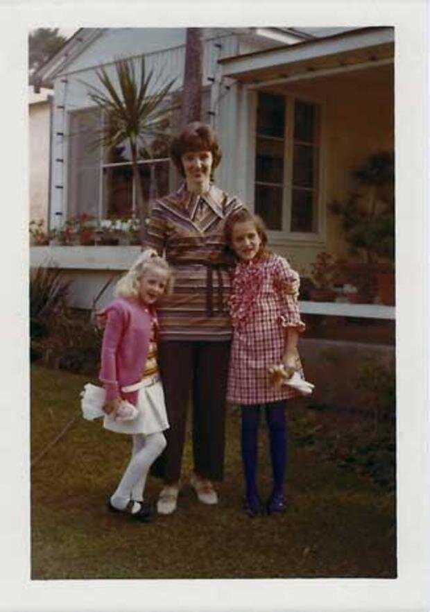 Мама с Линдой и младшей сестрой