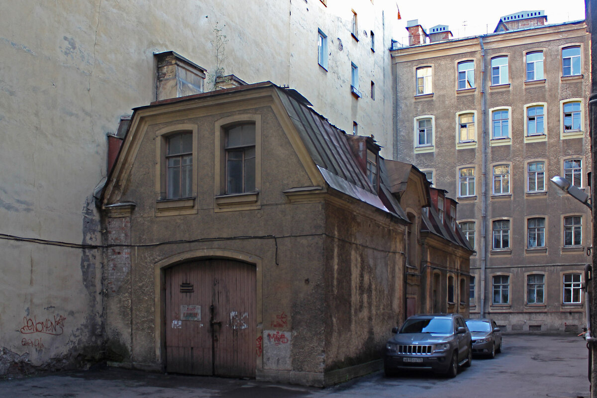 Двор здания. Питерский дворик Санкт-Петербург Васильевский остров. Старый Питерский двор Васильевский остров. Двор дом 30 3 линия Васильевский остров. Васильевский остров дворф.