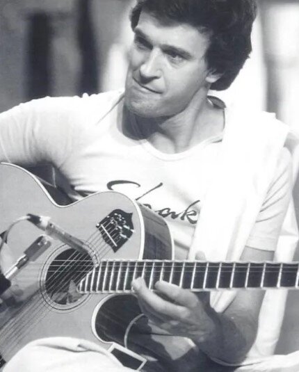 Джон Маклафлин на сцене во время концерта Shakti