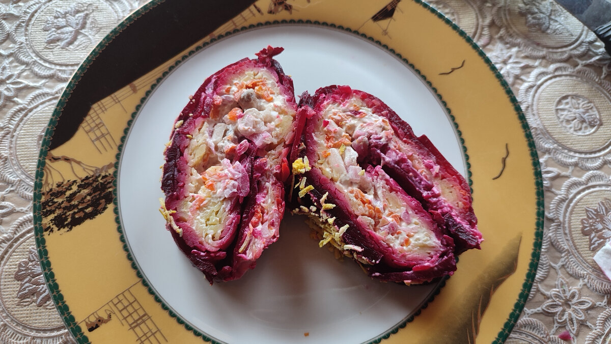 Вот так выглядит "обновленный" салат под шубой.