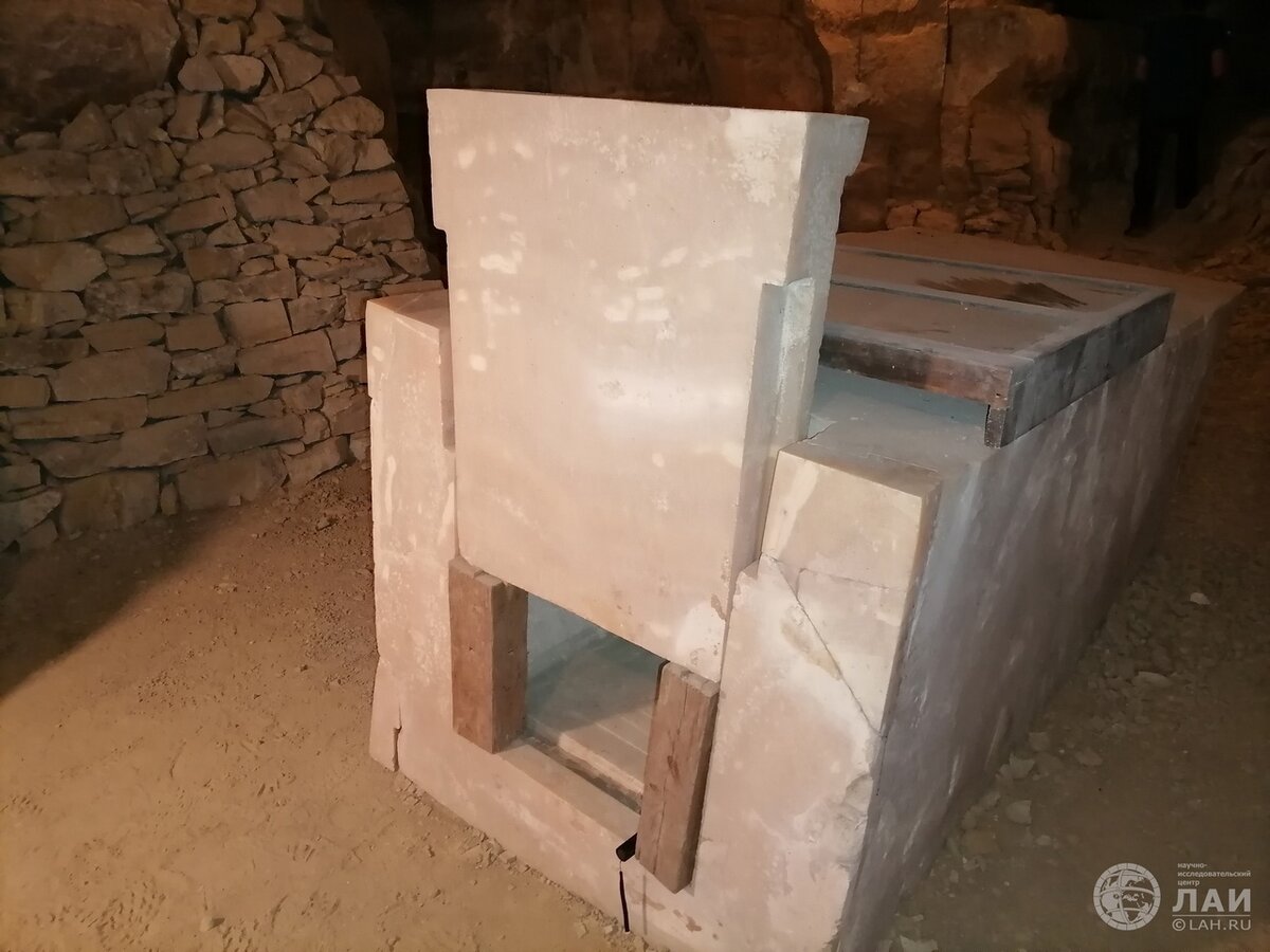 Алебастровый саркофаг внутри пирамиды Сехемхета. Автор фото: Наталья Носова