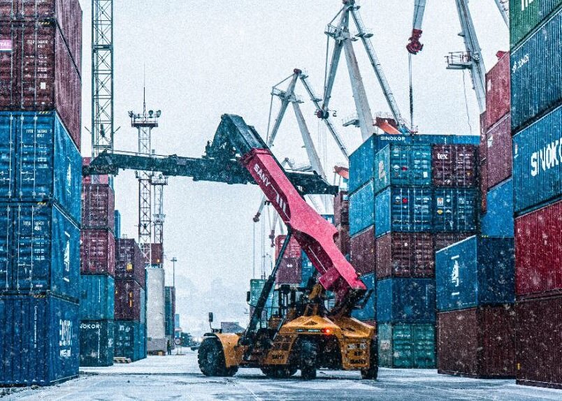 В этом году ключевое направление перевозки контейнеров по морю — через порты Дальнего Востока. 📷 t.me/vmtp1897