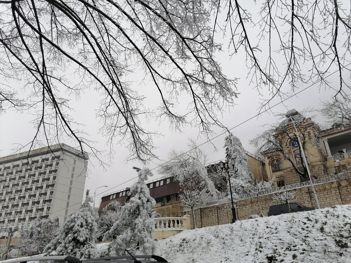 Санаторий "Родник" в Пятигорске. Мы жили на 10-м этаже главного корпуса (белое здание слева). Из личного архива. 