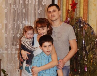  Елена и Николай с маленьким Костей и Артемом.