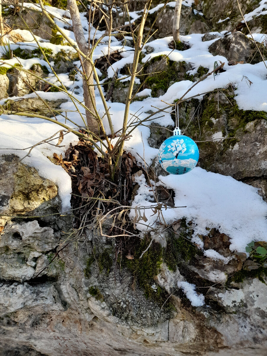 Найденный мной сегодня шарик, висящий над Гротом Печорина