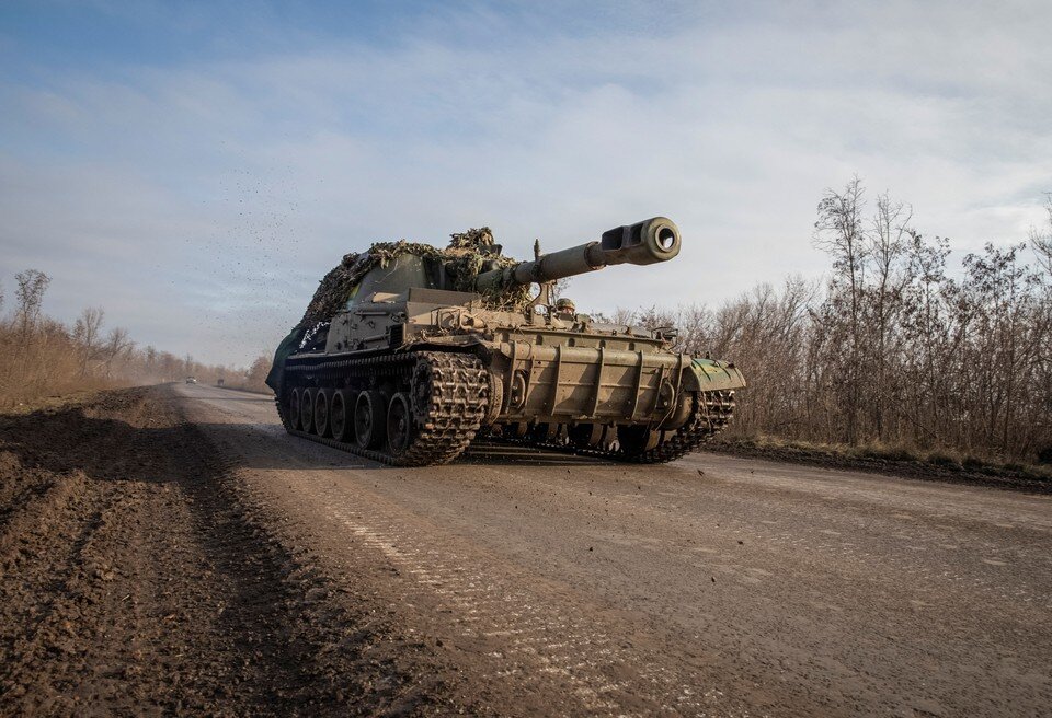     САУ ВСУ на дороге в ходе боев за Артемовск (Бахмут), донбасский фронт.  REUTERS