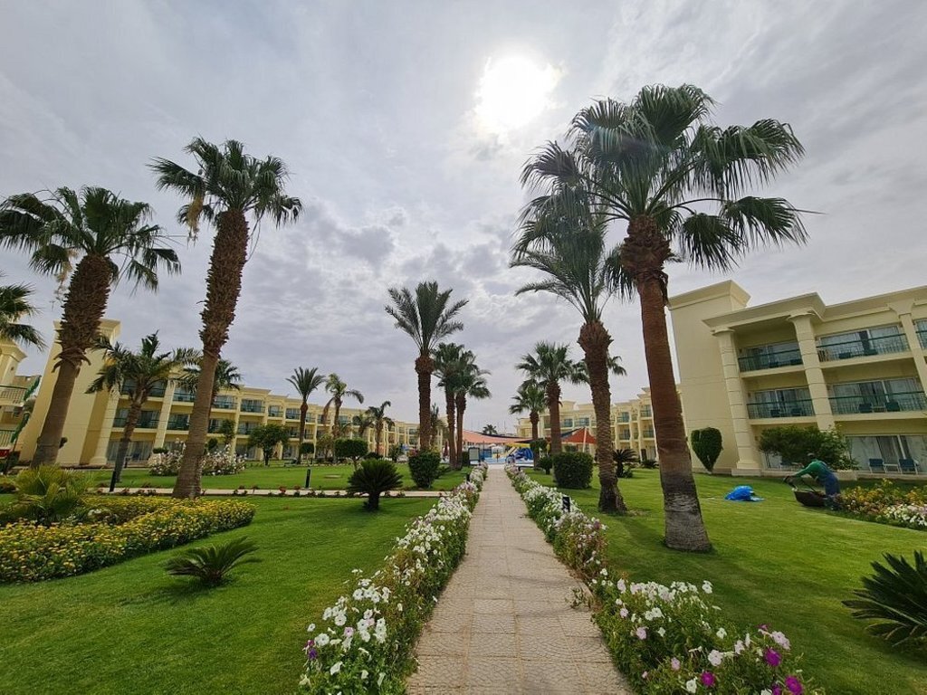 Территория отеля Swiss Inn Resort