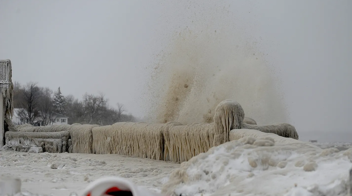 Кажется в фильме "Послезавтра" спецэффекты были слабее. Ледяной шторм бушует в штате Нью-Йорк. 