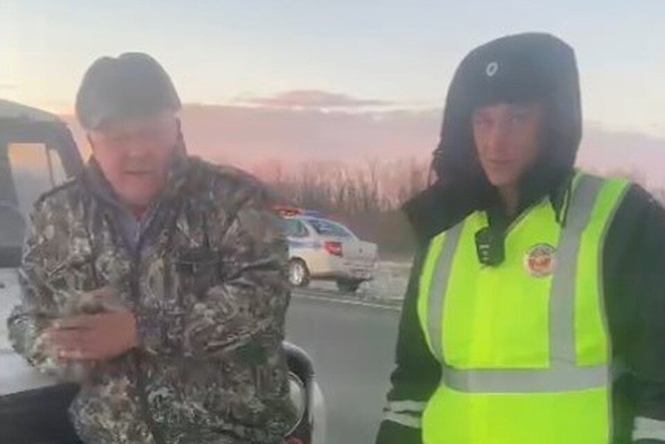     54-летний водитель поблагодарил инспекторов и продолжил путь. Фото: стоп-кадр с видео  УМВД России по Оренбургской области