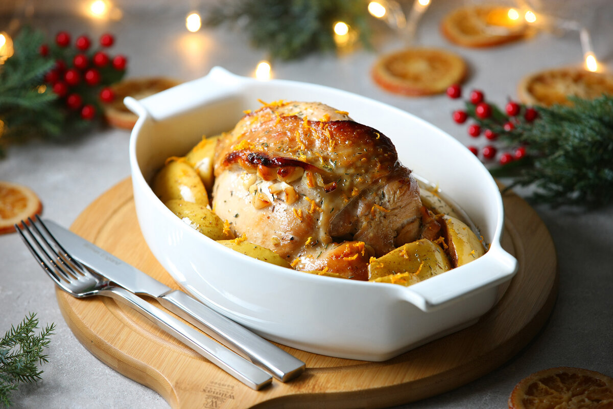 Индейка, запечённая с яблоками и апельсинами в духовке