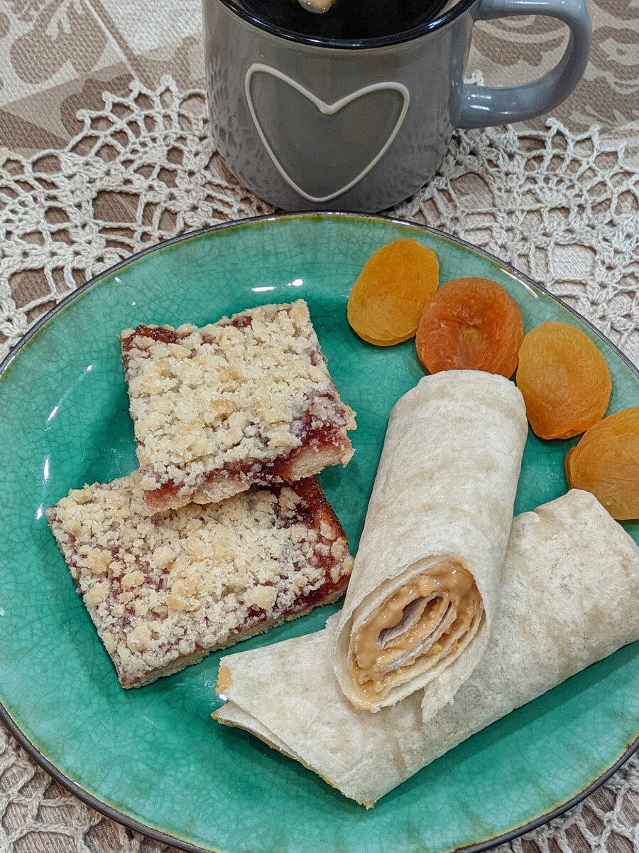 Лаваш с арахисовой пастой, пирог, курага, кофе