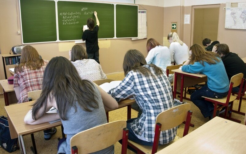 Нарушение осанки — типичная проблема современного школьника